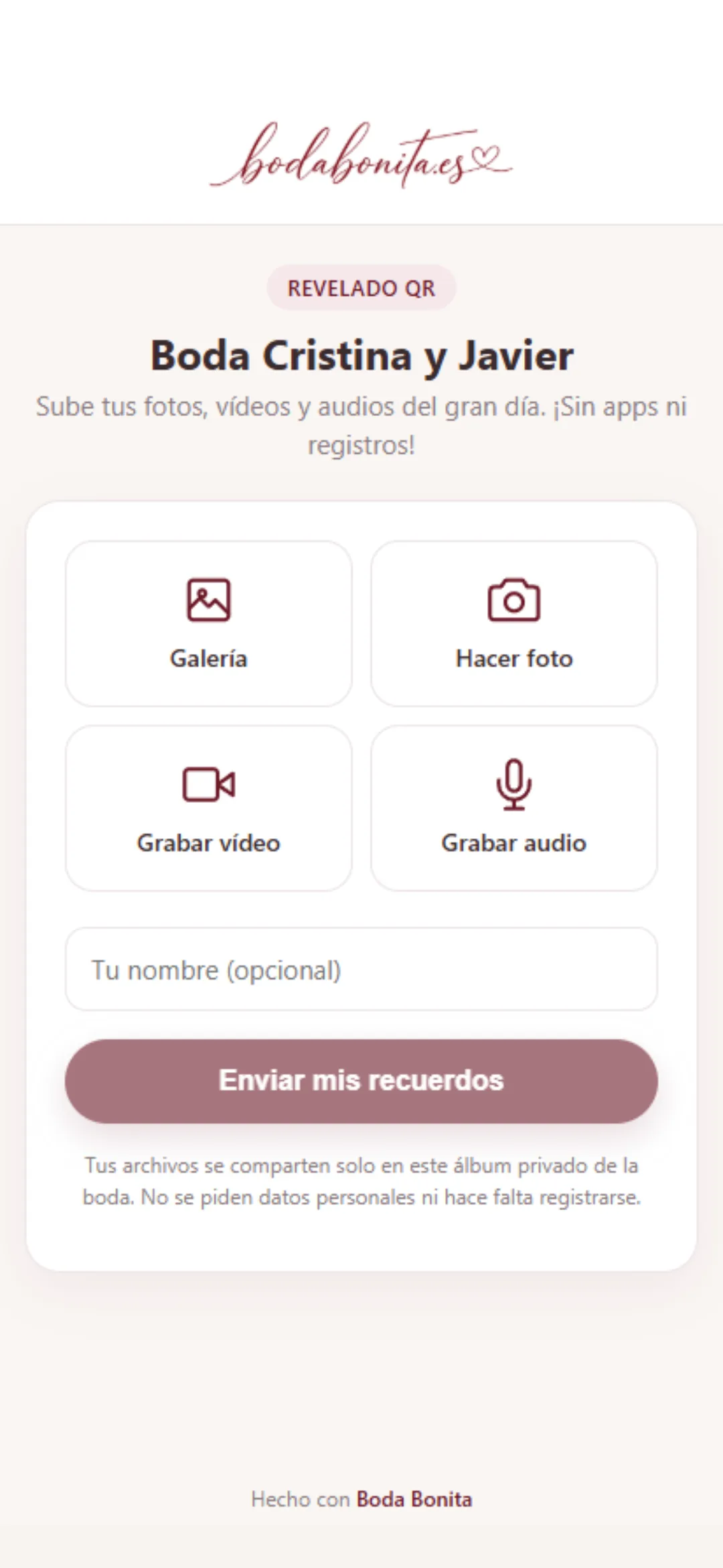 Invitados subiendo fotos con el Revelado QR